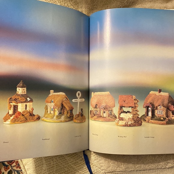 Bundle “The Cottages of Lilliput Lane” with Hardcover Dust Jacket & Stationery! - Picture 10 of 16